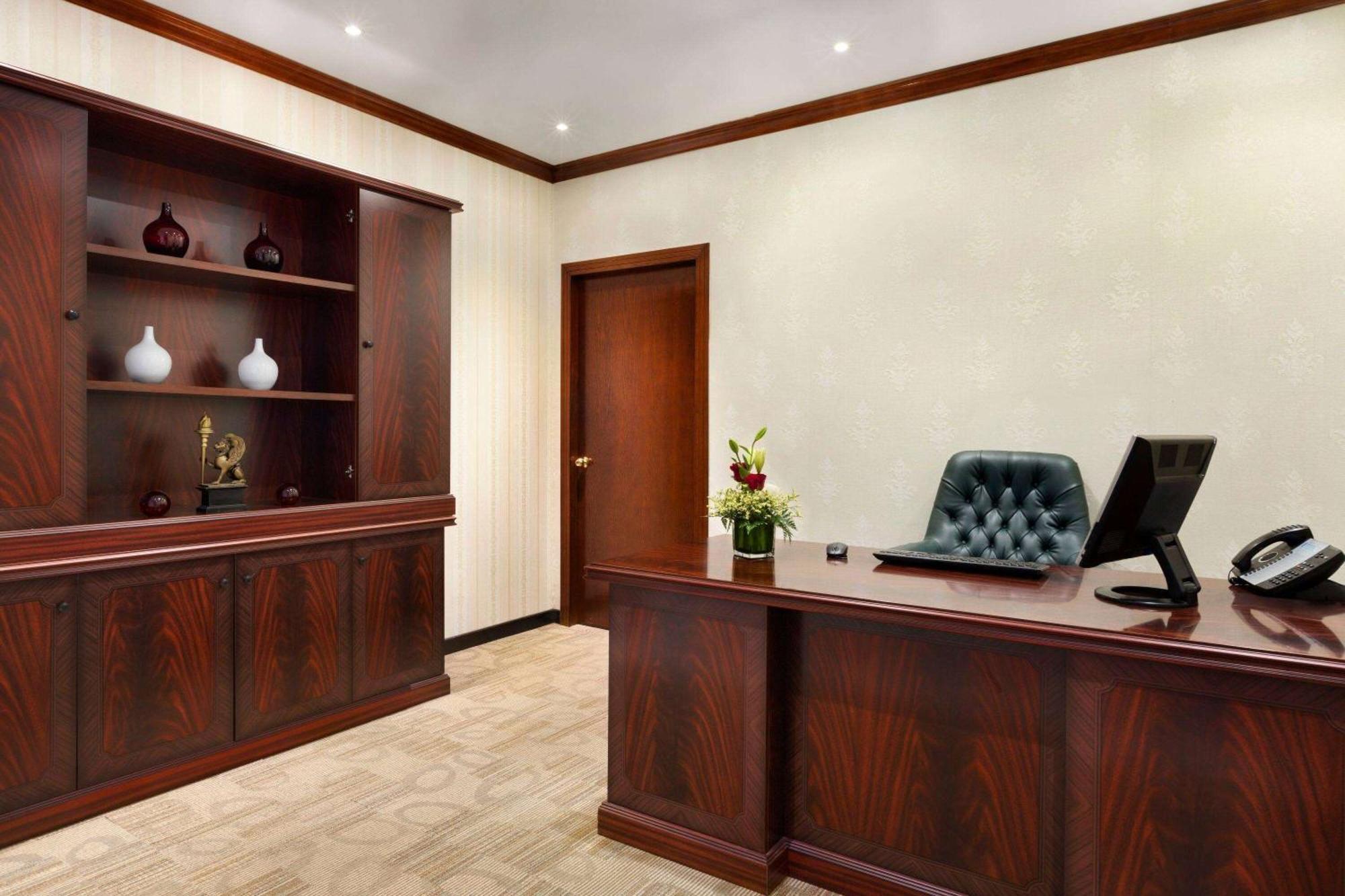Hawthorn Suites By Wyndham Ал Хубар Екстериор снимка